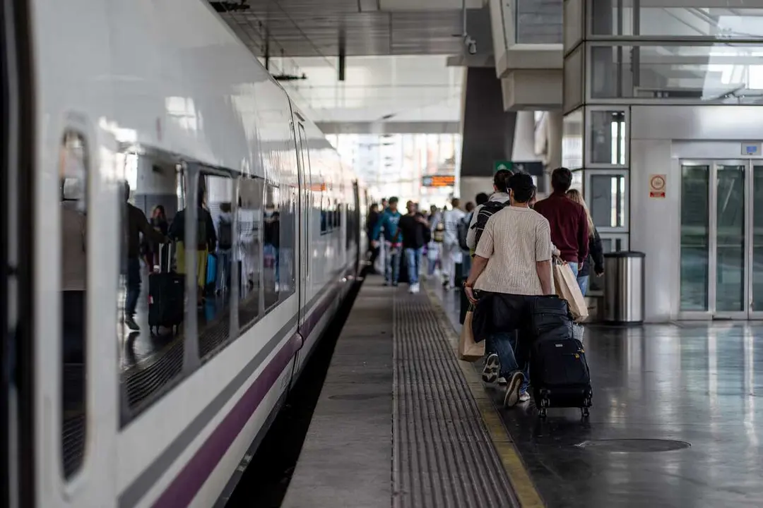 Pasajeros se suben a un tren AVE destino M&aacute;laga que sale de la estaci&oacute;n de Atocha, a 30 de abril de 2026, en Madrid (Espa&ntilde;a).