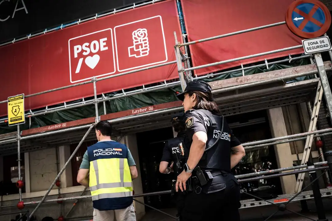 Agentes de la Polic&iacute;a Nacional en la sede nacional del PSOE en Ferraz, a 27 de mayo de 2026, en Madrid (Espa&ntilde;a).