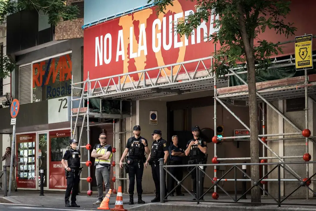 Agentes de la Polic&iacute;a Nacional posicionados en la entrada de la sede nacional del PSOE en Ferraz por parte de gentes de la Unidad Central Operativa (UCO) de la Guardia Civil 