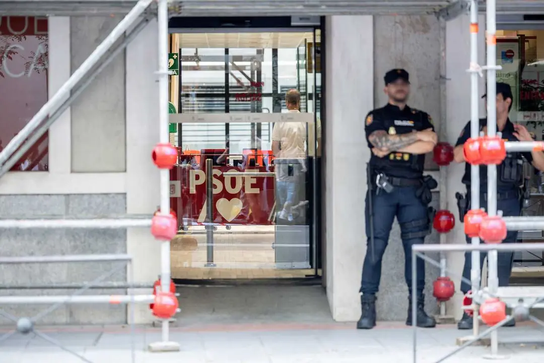 Dos agentes de la Polic&iacute;a Nacional delante de la sede nacional del PSOE en Ferraz, a 27 de mayo de 2026, en Madrid (Espa&ntilde;a).
