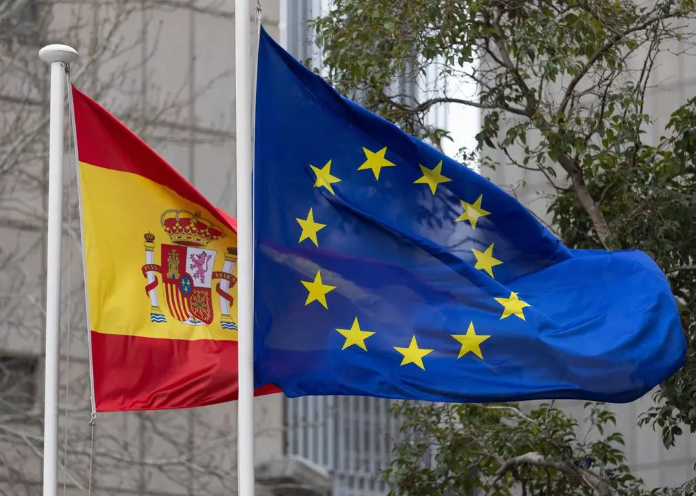 Archivo - La bandera de Espa&ntilde;a y de la Uni&oacute;n Europea