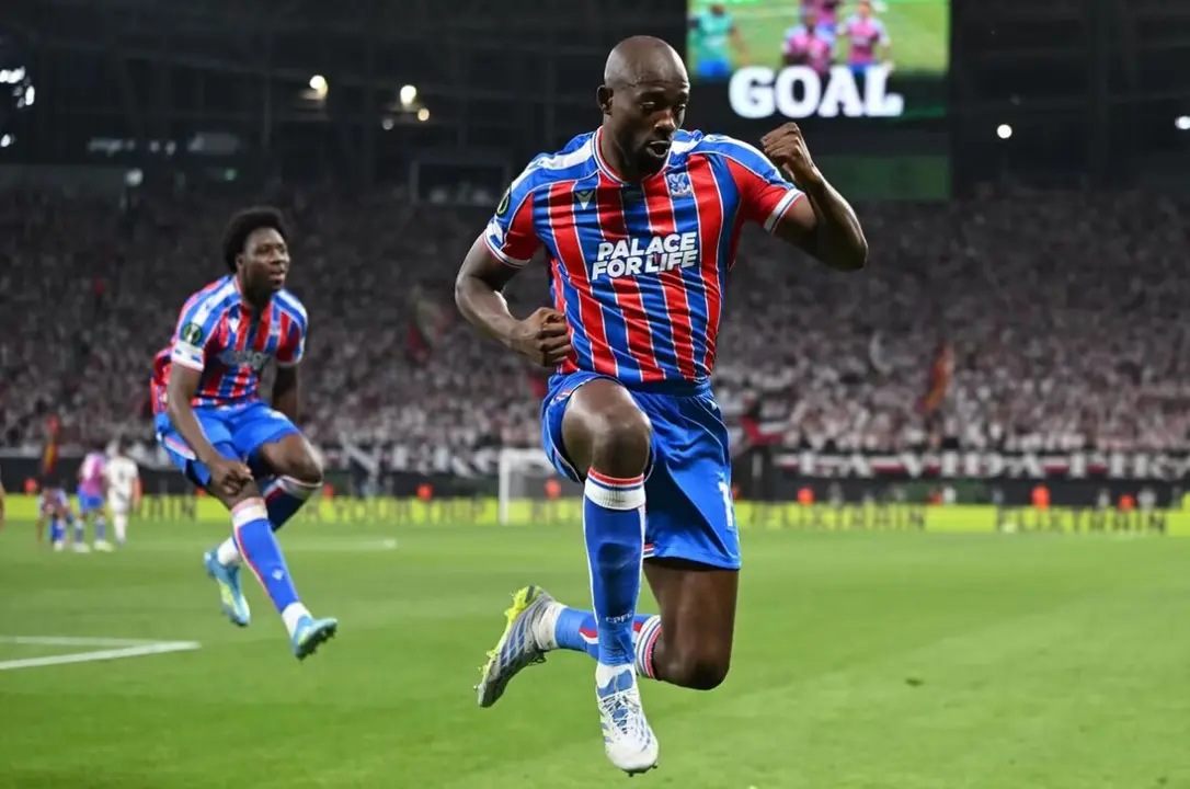 Jean-Phillipe Mateta celebrando el gol de la victoria