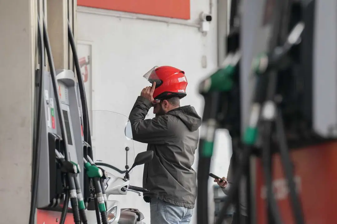Archivo - Una persona echa combustible, a 4 de marzo de 2026, en Barcelona, Catalunya (Espa&ntilde;a). El repunte del precio del petr&oacute;leo (crudo Brent) tras la escalada de tensi&oacute;n y nuevos ataques en Oriente Pr&oacute;ximo est&aacute; traslad&aacute;ndose a los carburantes. Las esti
