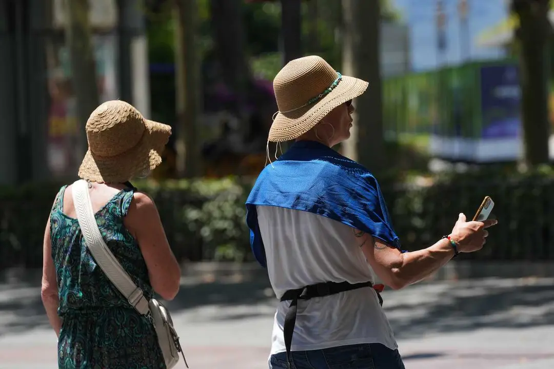 Turistas se protegen del calor por las calles de Sevilla. A 27 de mayo de 2026 en Sevilla, Andaluc&iacute;a (Espa&ntilde;a).