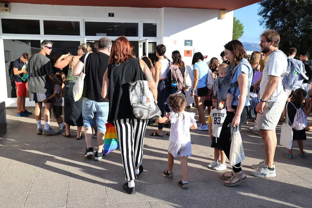 Archivo - Varios padres llevan a sus hijos al colegio