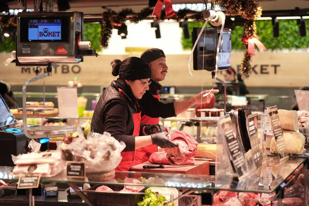 Archivo - Un puesto en un mercado de alimentaci&oacute;n en Barcelona (Catalu&ntilde;a)