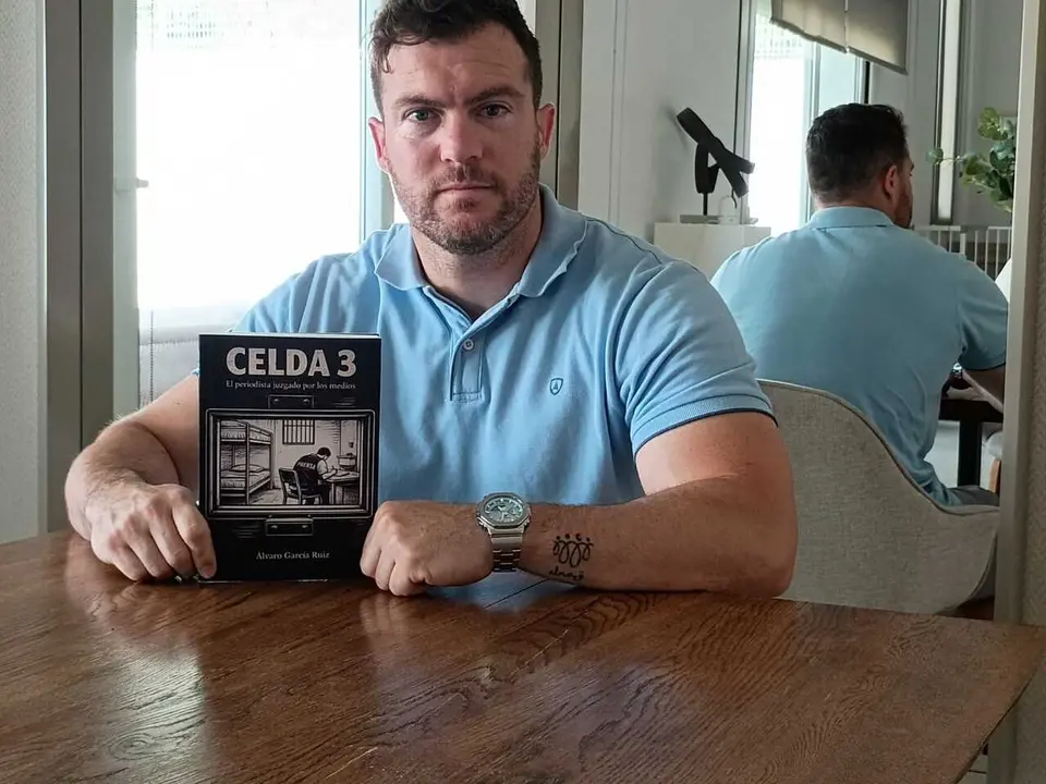 &Aacute;lvaro Garc&iacute;a Ruiz con su libro 'Celda 3: el periodista juzgado por los medios'.