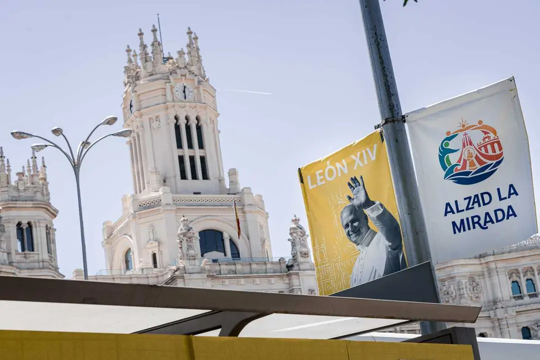 Contin&uacute;an los preparativos para la visita del Papa, en la plaza de Cibeles, a 28 de mayo de 2026, en Madrid (Espa&ntilde;a).