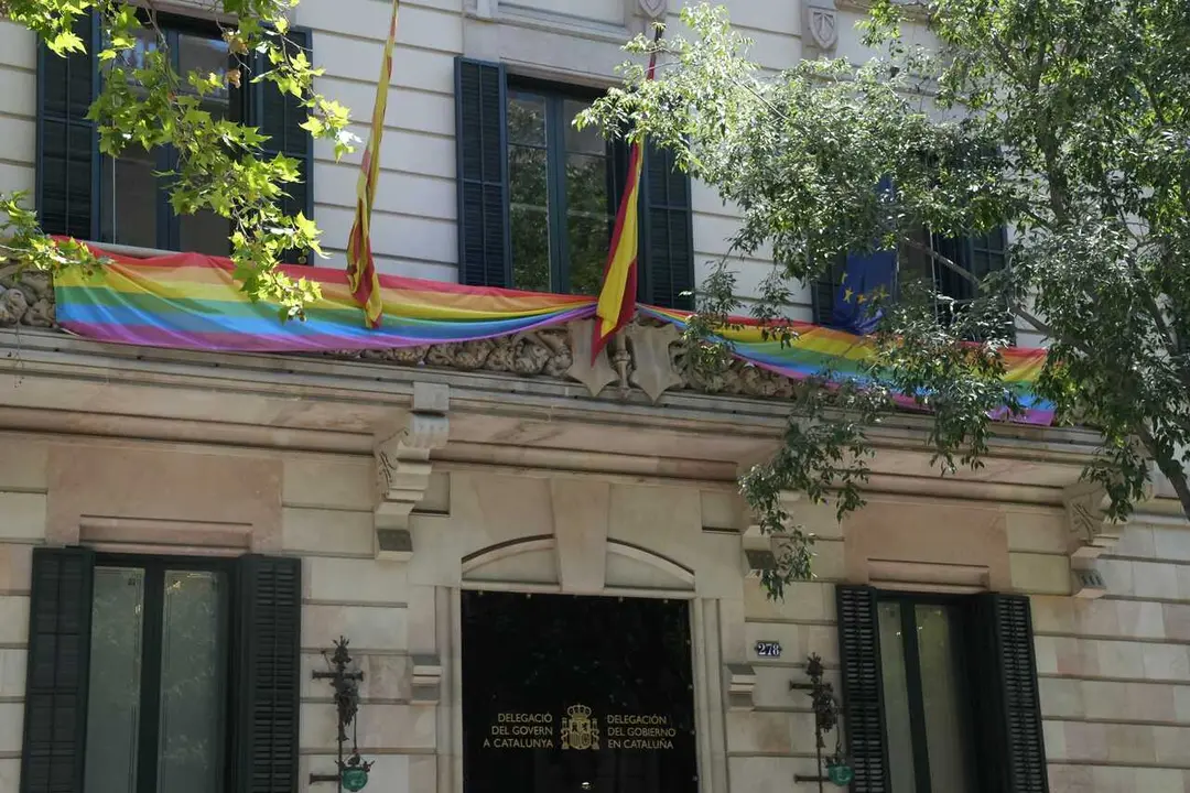 Archivo - La bandera LGTBIQ+ cuelga en el balc&oacute;n de la Delegaci&oacute;n del Gobierno en Catalunya, a 27 de junio de 2025, en Barcelona, Catalu&ntilde;a (Espa&ntilde;a).