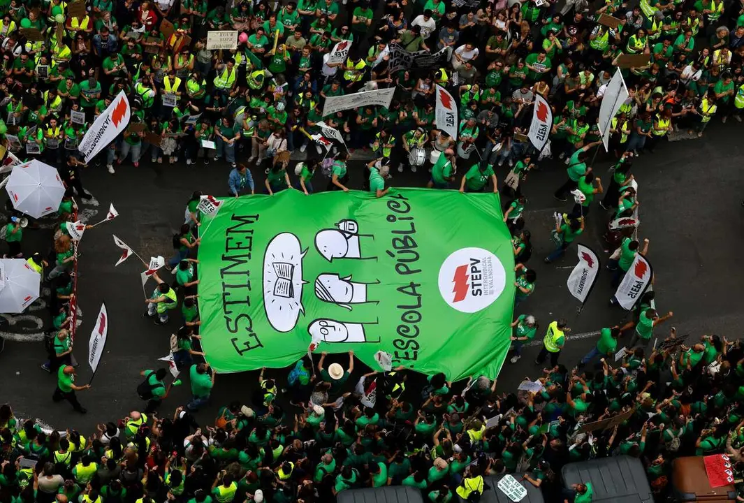 Una imagen de la masiva manifestaci&oacute;n de profesores en Val&egrave;ncia cierra la primera semana de huelga indefinida en la Comunitat Valenciana
