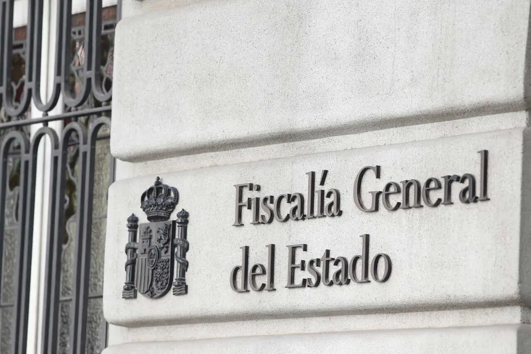 Archivo - Cartel en la fachada del edificio de la Fiscal&iacute;a General del Estado.