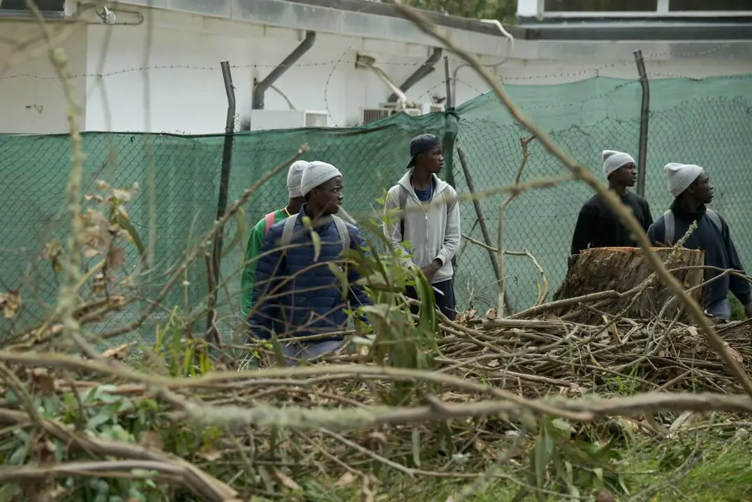 Migrantes en el exterior del centro de acogida de La Ra&iacute;ces, en Tenerife