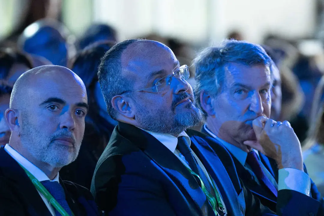 Archivo - El presidente del Partido Popular, Alberto N&uacute;&ntilde;ez Feij&oacute;o, y El presidente del PP de Catalu&ntilde;a, Alejandro Fern&aacute;ndez, durante a la 40 Reuni&oacute; Cercle d'Economia, en el Palau de Congresos de Catalu&ntilde;a, a 6 de mayo de 2025, en Madrid (Espa&ntilde;a). 