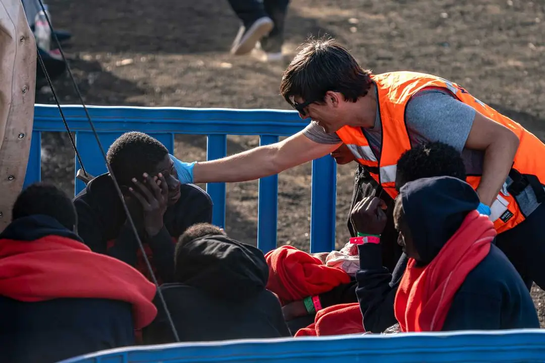 Archivo - Varios migrantes atendidos a su llegada al Centro de Acogida Temporal de Extranjeros (CATE) de San Andr&eacute;s en el Hierro
