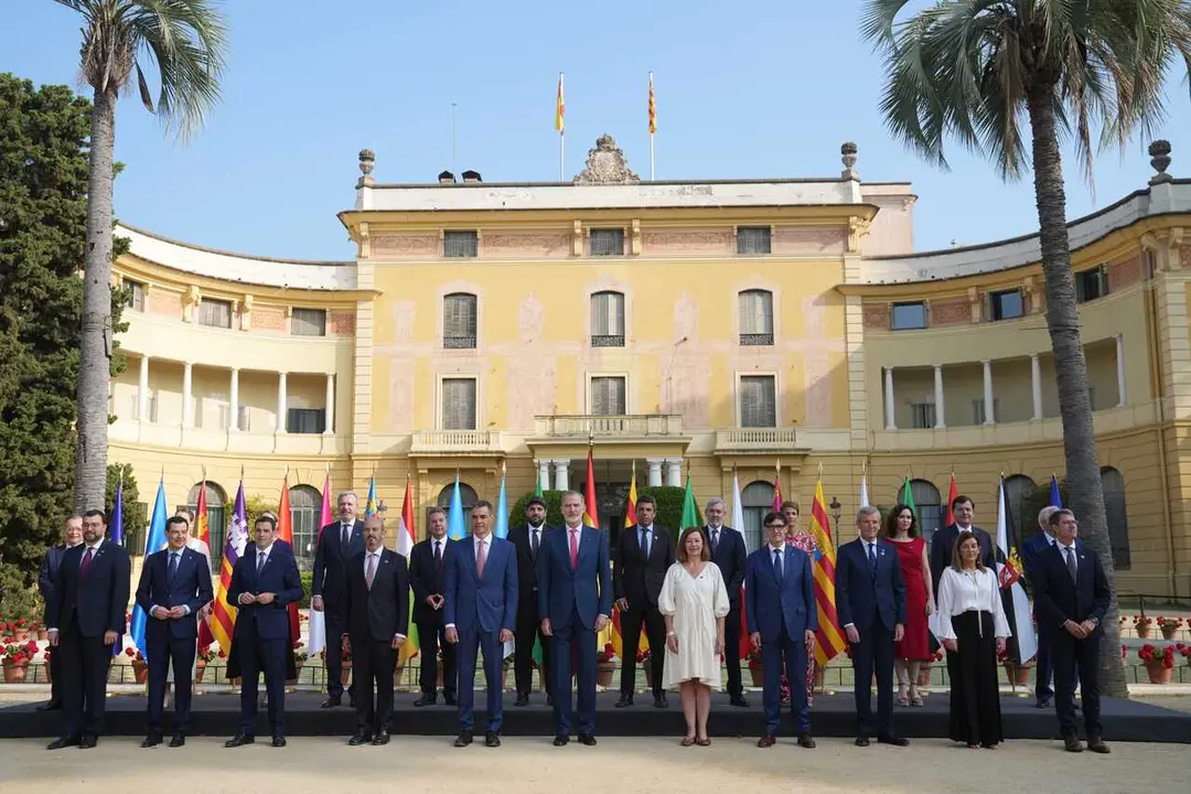 Archivo - Foto de familia de la XXVII Conferencia de Presidentes, presidida por el Rey, el presidente Pedro S&aacute;nchez, y el presidente de la Generalitat, Salvador Illa, en el Palau de Pedralbes de Barcelona.