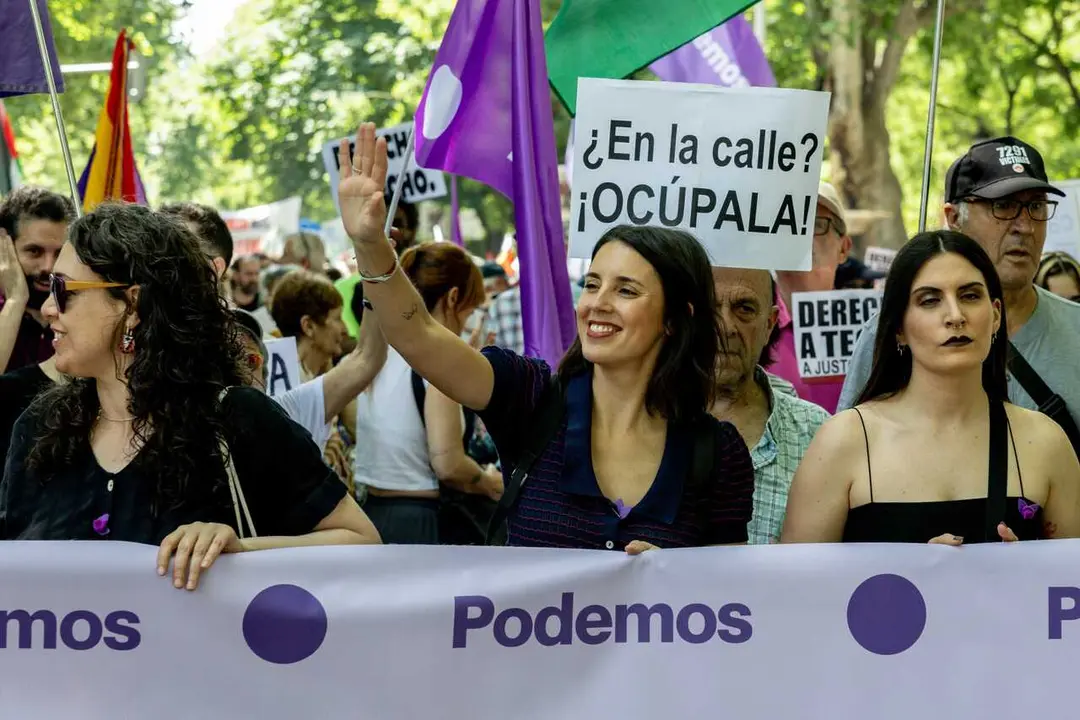La secretaria pol&iacute;tica de Podemos y eurodiputada, Irene Montero (c), durante una manifestaci&oacute;n en defensa del derecho al acceso a la vivienda, a 24 de mayo de 2026, Madrid (Espa&ntilde;a). La movilizaci&oacute;n, convocada por el Sindicato de Inquilinas e Inquilinos de