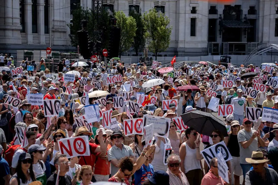Numerosas personas participan en una manifestaci&oacute;n por la sanidad p&uacute;blica y para denunciar el desmantelamiento del sistema sanitario p&uacute;blico por parte del gobierno de Isabel D&iacute;az Ayuso, a 31 de mayo de 2026, en Madrid (Espa&ntilde;a).