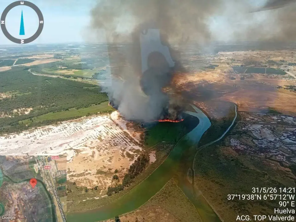 Imagen a&eacute;rea del incendio declarado en Gibrale&oacute;n (Huelva).