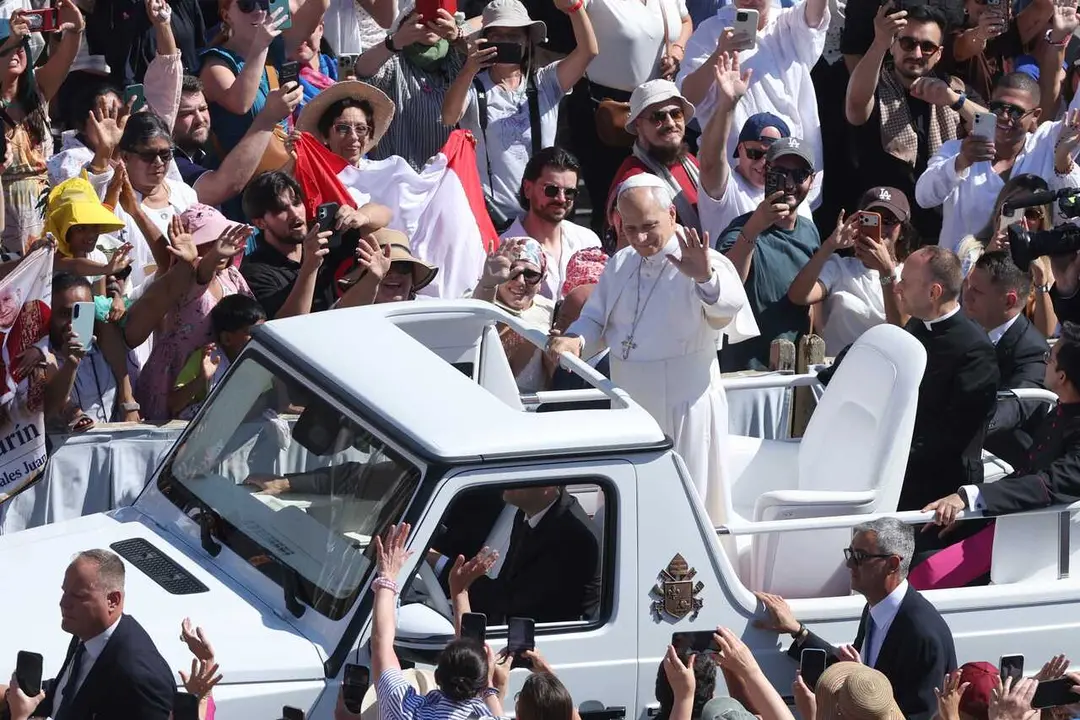 IPA85104532 - Vatican City - Italy, May 27, 2026: The pontiff's greeting to the faithful gathered in the square on the Popemobile. Pope Leo XIV presides over Wednesday General Audience in St. Peter's Square This morning thousands of faithful and pilgrims from around the world gathered in St. Peter's Square to participate in the Wednesday General Audience with Pope Leo XIV. It was a time of prayer, listening and communion that filled the square with hope, reflection and joy.