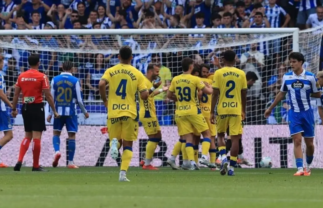 Las Palmas celebrando su gol ante el Deportivo