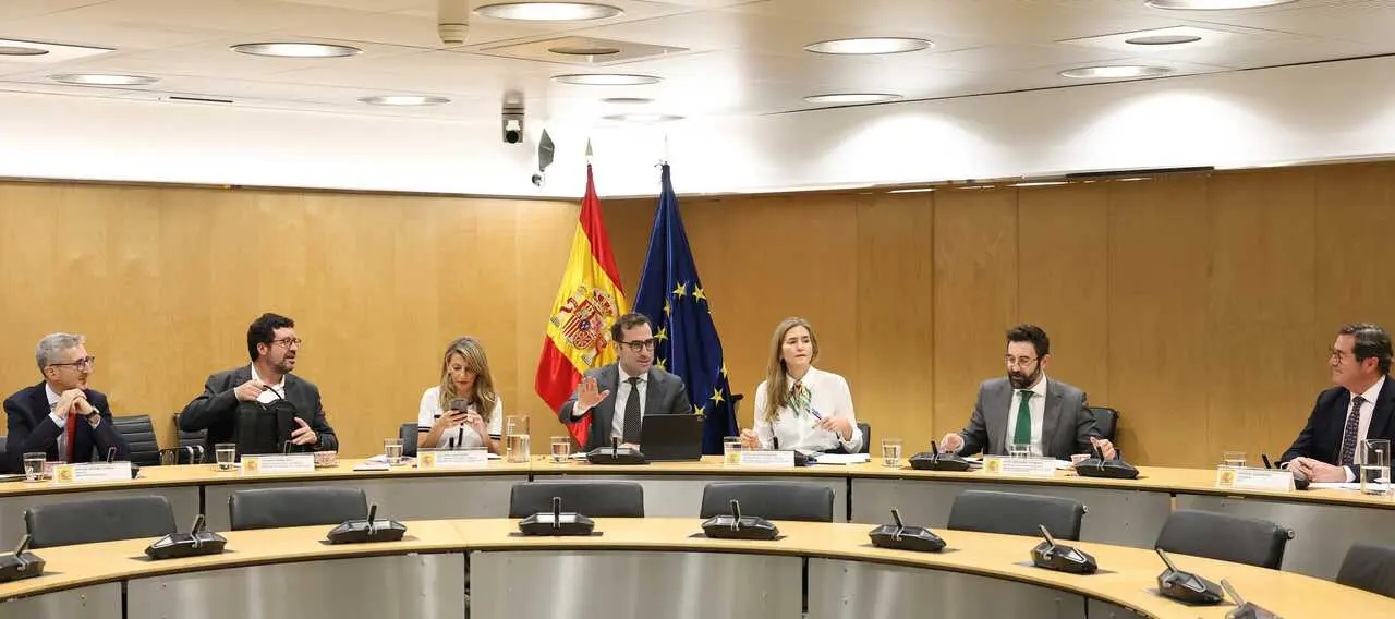 (i-d) El vicepresidente primero y ministro de Econom&iacute;a, Carlos Cuerpo, la vicepresidenta segunda y ministra de Trabajo, Yolanda D&iacute;az, y la vicepresidenta tercera y ministra para la Transici&oacute;n Ecol&oacute;gica y Reto Demogr&aacute;fico, Sara Aagesen, durante una reuni&oacute;n