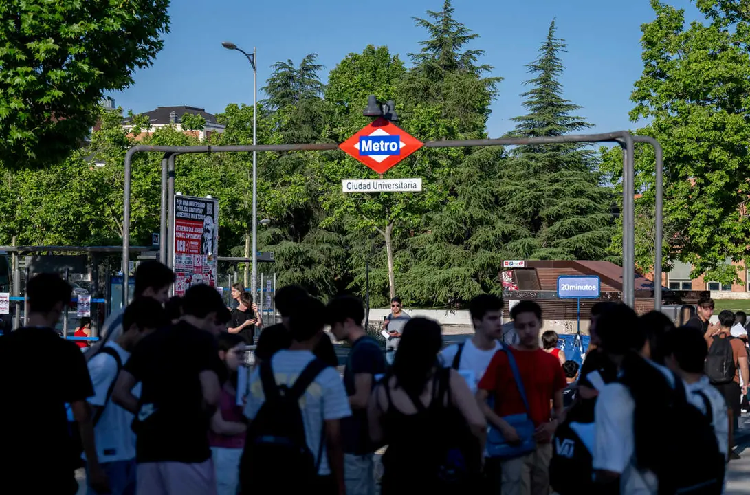 Alumnos llegan a la parada de Metro de Ciudad Universitaria para comenzar el primer examen de la PAU 2026, , a 1 de junio de 2026, en Madrid (Espa&ntilde;a). La Prueba de Acceso a la Universidad (PAU) del curso 2025/26 comienza hoy en la Comunidad de Madrid con 