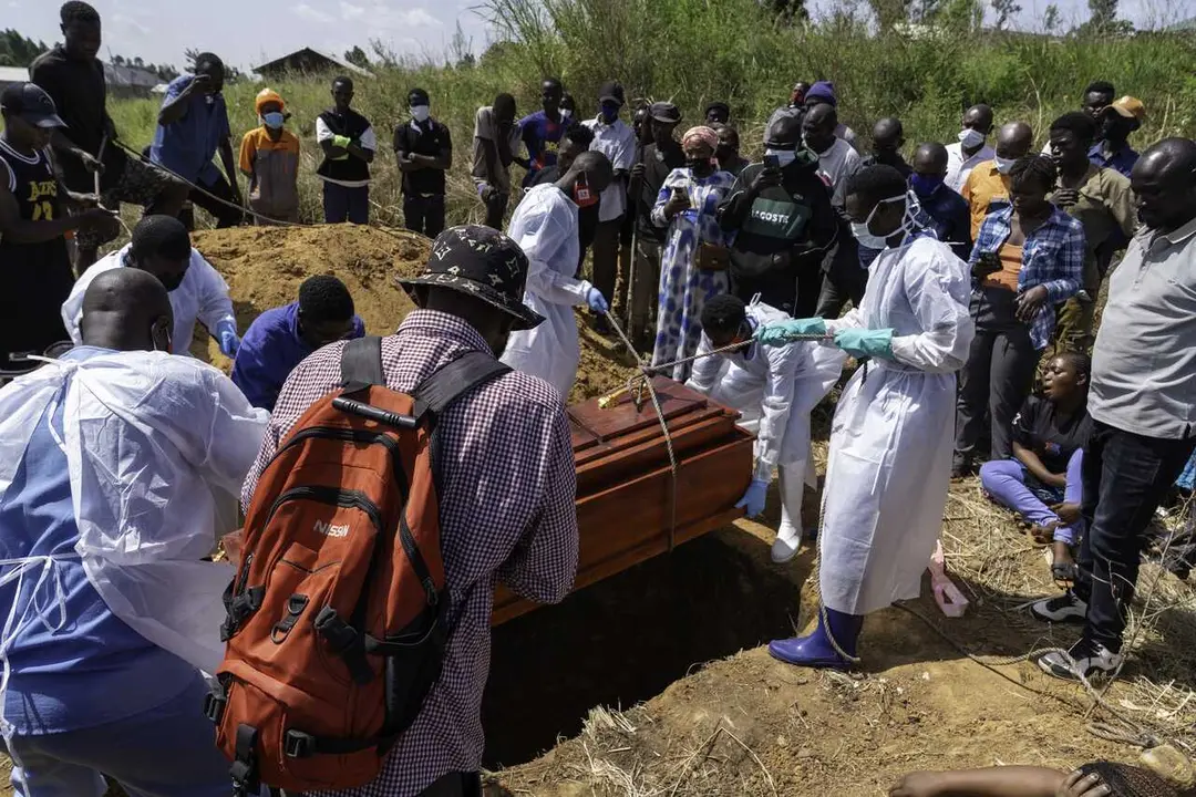 Personal m&eacute;dico entierra a una de las v&iacute;ctimas del brote de &eacute;bola en Bunia (Rep&uacute;blica Democr&aacute;tica del Congo).