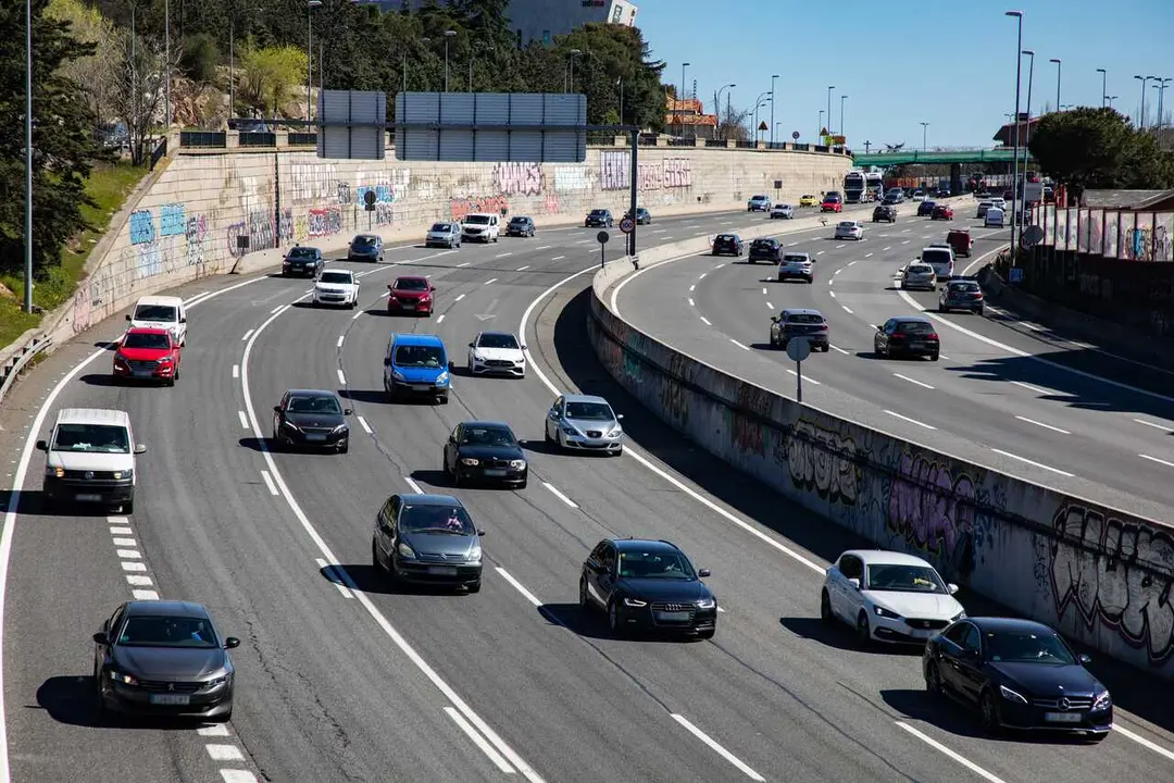 Archivo - Decenas de veh&iacute;culos durante la operaci&oacute;n salida por las vacaciones de Semana Santa, en la A-6, a 27 de marzo de 2026, en Madrid (Espa&ntilde;a). La Direcci&oacute;n General de Tr&aacute;fico ha activado un dispositivo especial de regulaci&oacute;n, vigilancia y asistencia