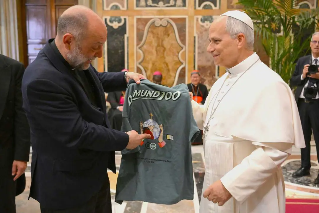 El Papa recibe la camiseta conmemorativa del centenario del Domund