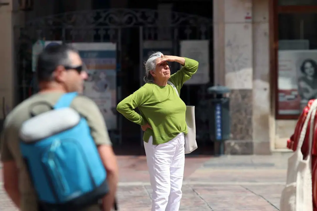 Archivo - Viandantes soportan las altas temperaturas por las calles de M&aacute;laga, A 7 de agosto de 2025 en M&aacute;laga, Andaluc&iacute;a (Espa&ntilde;a).