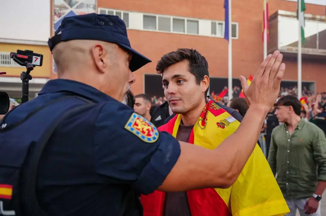 Archivo - El 'influencer' pol&iacute;tico Vito Quiles, ante un polic&iacute;a en una concentraci&oacute;n convocada bajo el lema 'Espa&ntilde;a combativa' en la Universidad Pablo Olavide de Sevilla (UPO)