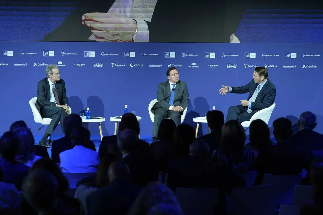 El ministro de Asuntos Exteriores, Uni&oacute;n Europea y Cooperaci&oacute;n, Jos&eacute; Manuel Albares (c), y el viceprimer ministro de Polonia, Radoslaw Sikorski (d), durante la celebraci&oacute;n del di&aacute;logo titulado 'Europa: &iquest;Somos capaces de ponernos de acuerdo?',  en el Palau