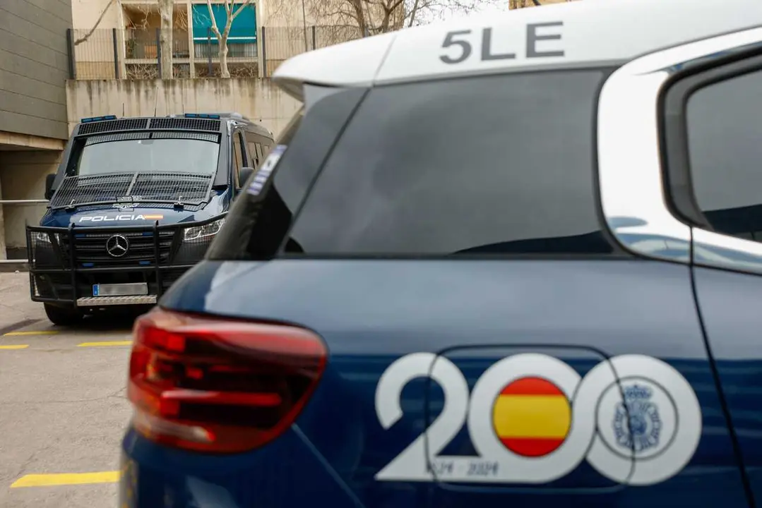 Archivo - Veh&iacute;culos de la Polic&iacute;a Nacional, a 19 de febrero de 2026, en Barcelona, Catalunya (Espa&ntilde;a).