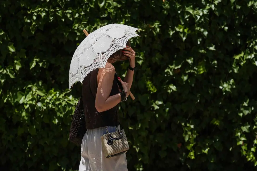 Turistas se protegen del calor por las calles de Sevilla. A 27 de mayo de 2026 en Sevilla, Andaluc&iacute;a (Espa&ntilde;a).
