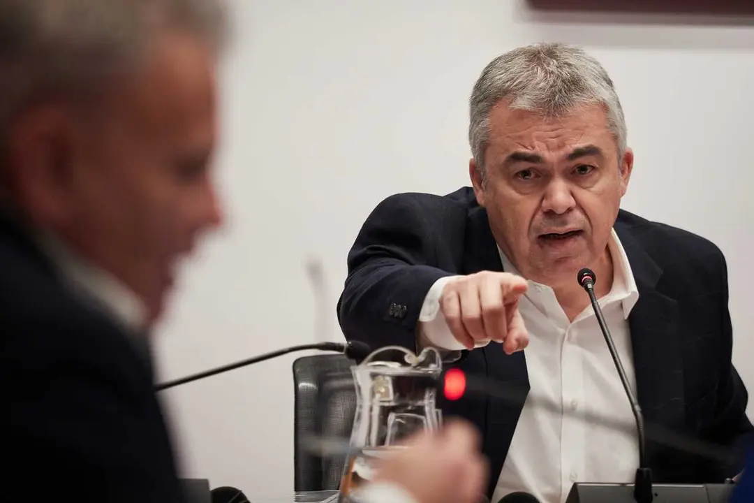 Archivo - El exsecretario de organizaci&oacute;n del PSOE Santos Cerd&aacute;n comparece en la Comisi&oacute;n de Investigaci&oacute;n sobre adjudicaciones p&uacute;blicas del Parlamento de Navarra, a 11 de febrero de 2026, en Pamplona, Navarra (Espa&ntilde;a).