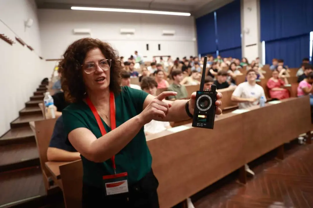 Una profesora muestra los detectores de dispositivos electr&oacute;nicos para evitar copiar en la PAU de 2026.