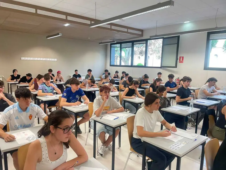 Estudiantes minutos antes de la PAU 2026 en la Facultad de Educaci&oacute;n de la Universidad de Zaragoza.