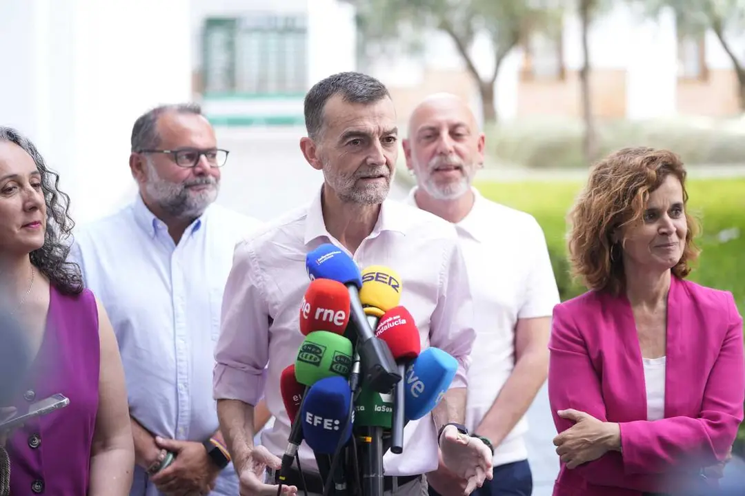 El coordinador federal de IU y candidato de Por Andaluc&iacute;a en las elecciones del 17M, Antonio Ma&iacute;llo, atiende a los medios.
