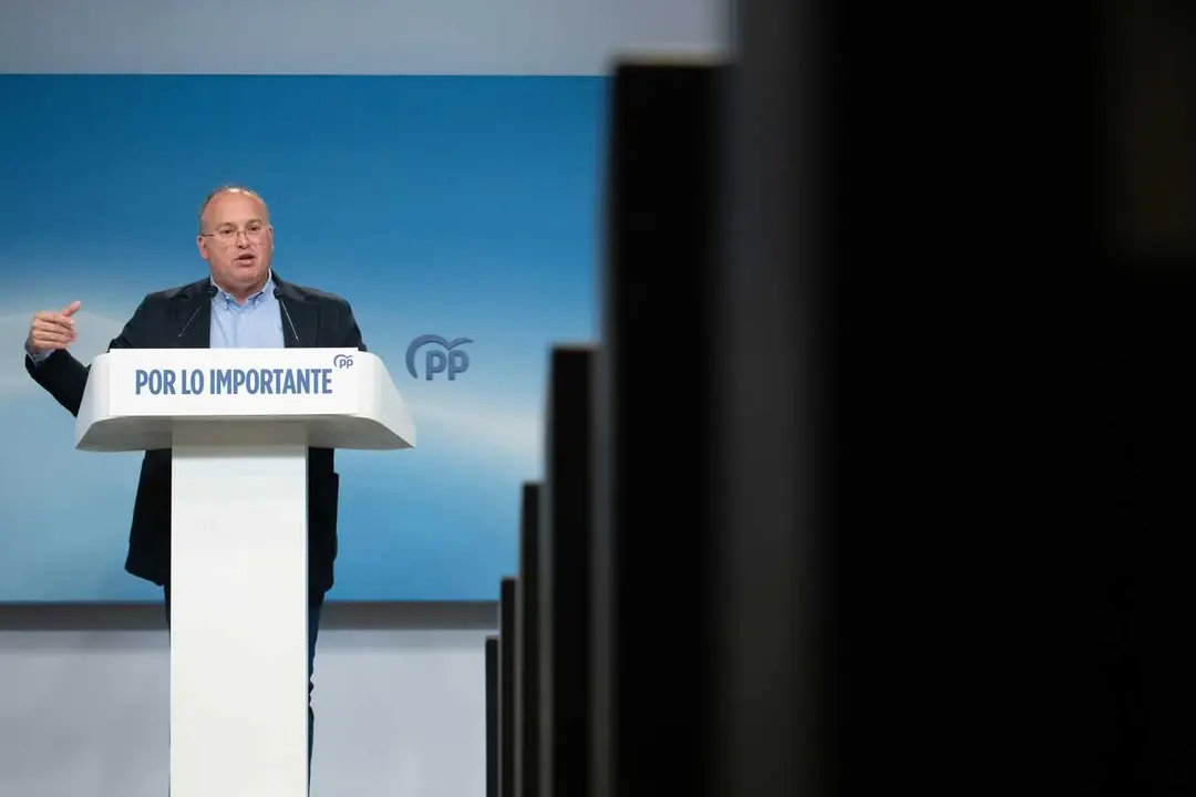 El secretario general del PP, Miguel Tellado, durante una rueda de prensa tras el seguimiento de la noche electoral desde la sede nacional del Partido Popular, a 17 de mayo de 2026, en Madrid (Espa&ntilde;a). 