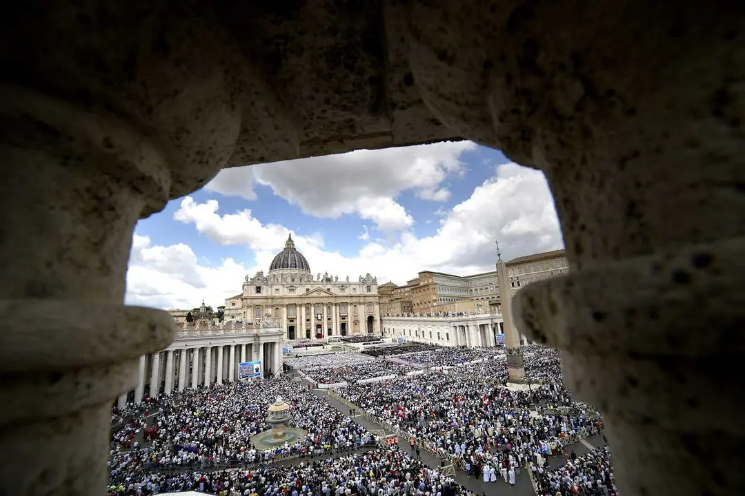 Archivo - Miles de personas durante la misa de inicio de Pontificado del Papa Le&oacute;n XIV, en la plaza de San Pedro del Vaticano.