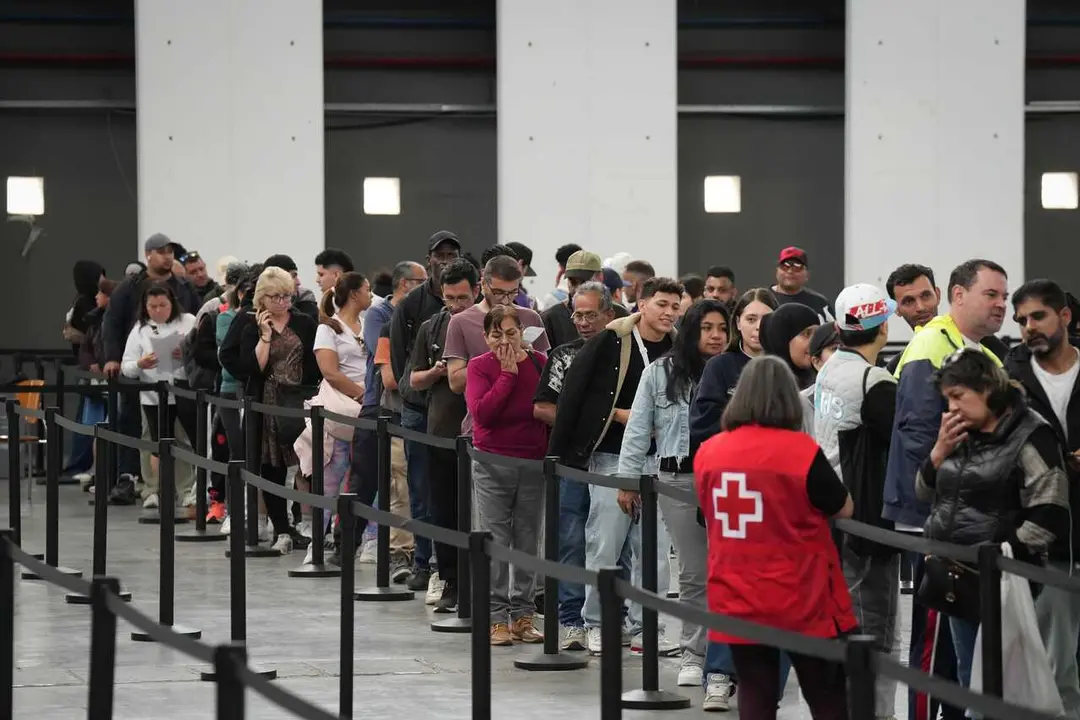Decenas de migrantes hacen cola en el pabell&oacute;n 2 del recinto de Montju&iuml;c de Fira de Barcelona, a 6 de mayo de 2026, en Barcelona, Catalunya (Espa&ntilde;a). 