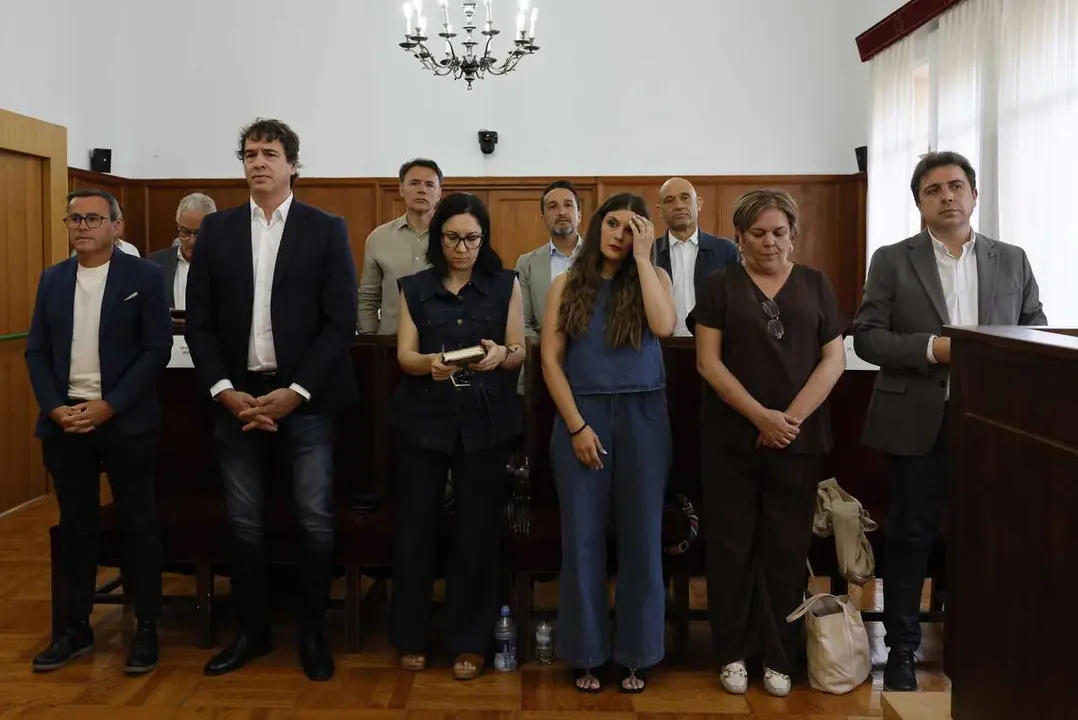 El hermano del presidente del gobierno David S&aacute;nchez (2i);  el exl&iacute;der del PSOE extreme&ntilde;o, Miguel &Aacute;ngel Garrido (1i); Elisa Moriano (3i), Cristina Nu&ntilde;ez (3d), Juana Cintas (2d), y Manuel Candalija (1d), en juicio en la Audiencia Provincial de Badajoz.