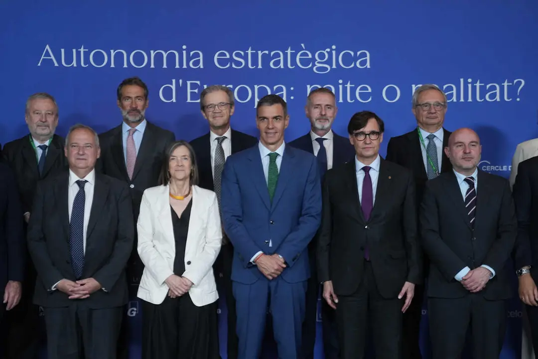El presidente del Gobierno, Pedro S&aacute;nchez, el presidente de la Generalitat, Salvador Illa, y la presidenta del Cercle d'Economia, Teresa Garc&iacute;a-Mil&agrave;, en la foto de familia de la 41 Reuni&oacute; Cercle d'Economia, en el Palau de Congressos de Catalunya