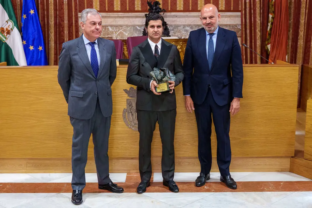 Entrega a Morante de la Puebla del X Premio Taurino del Ayuntamiento de Sevilla