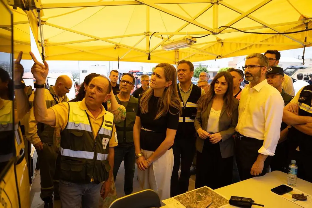 La ministra para la Transici&oacute;n Ecol&oacute;gica y el Reto Demogr&aacute;fico, Sara Aagesen, junto a otras autoridades, en el puesto de mandado avanzado del incendio forestal declarado en la pedan&iacute;a murciana de Los Garres