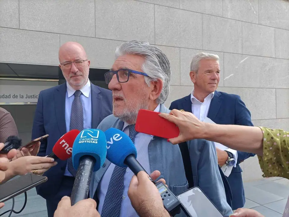 El abogado Pablo Luna, defensor del exvicepresidente de la Diputaci&oacute;n &Oacute;scar Liria, atiende a los medios a su salida de los juzgados de Almer&iacute;a.