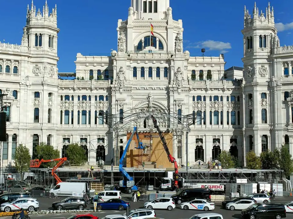 La Plaza de Cibeles se prepara para acoger la Misa del Corpus presidida por el Papa Le&oacute;n XIV.