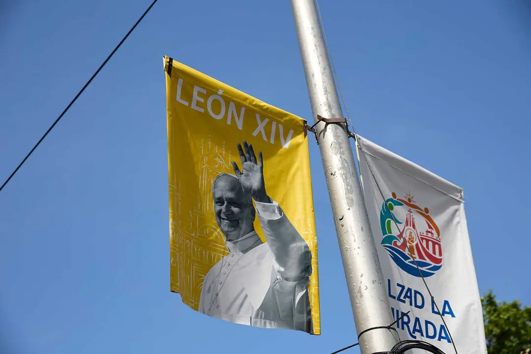Un cartel colocado en Madrid por la visita del Papa Le&oacute;n XIV a Espa&ntilde;a.