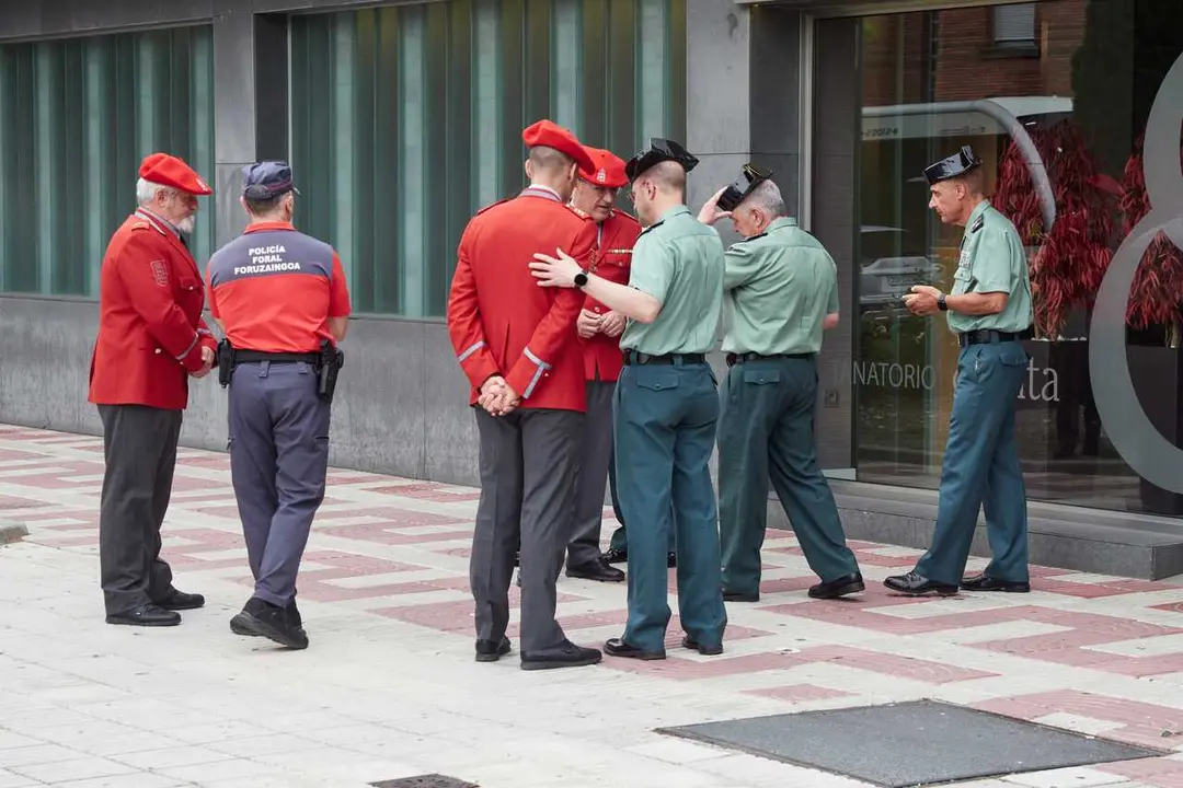 Agentes de la Polic&iacute;a Foral y de la Guardia Civil, en el tanatorio San Alberto de Pamplona, con motivo del fallecimiento de cinco agentes de la Polic&iacute;a Foral en un accidente de tr&aacute;fico.