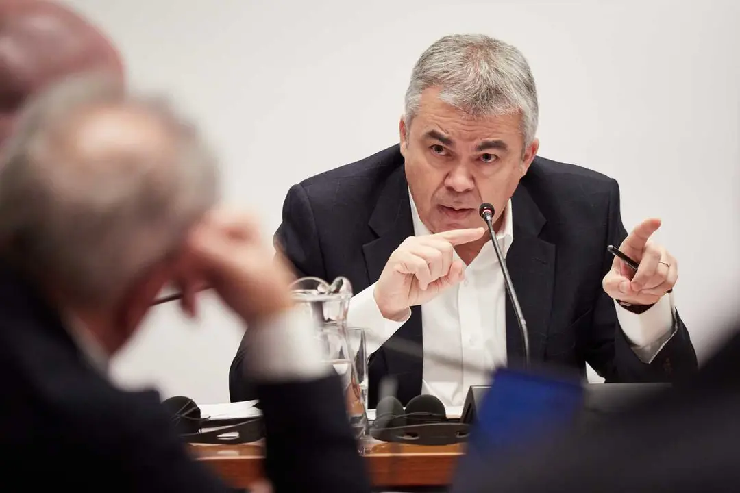 Archivo - El exsecretario de organizaci&oacute;n del PSOE Santos Cerd&aacute;n comparece en la Comisi&oacute;n de Investigaci&oacute;n sobre adjudicaciones p&uacute;blicas del Parlamento de Navarra, a 11 de febrero de 2026, en Pamplona, Navarra (Espa&ntilde;a). 